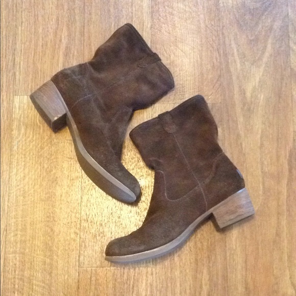 UGG Shoes - UGG authentic leather ankle boots/booties size 9.5